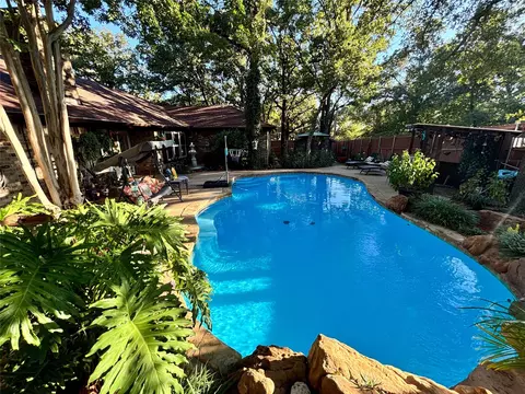 1004 Oak Ridge Dr, Azle, TX 76020