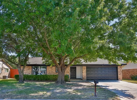 1104 Kent Dr, Gainesville, TX 76240