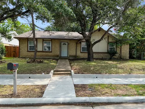 713 Edelweiss Dr, Grand Prairie, TX 75052