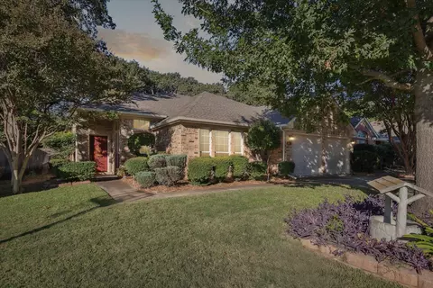 832 Park Forest Dr, Hurst, TX 76053