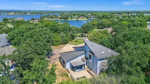 211 Kiowa Dr E, Lake Kiowa, TX 76240