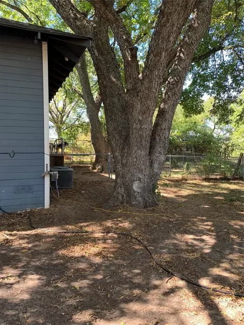 525 E Day St, Denison, TX 75021 photo 8