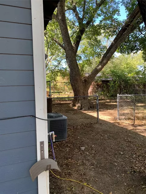 525 E Day St, Denison, TX 75021 photo 9