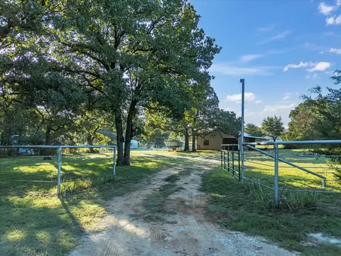 8512 Walnut Creek Ln, Alvarado, TX 76009