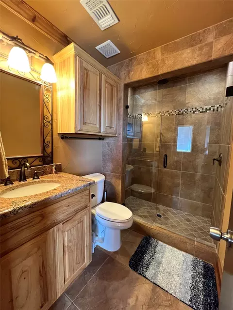 Bath - 6044 Hells Gate Loop, Strawn, TX 76475 photo 1 of 5