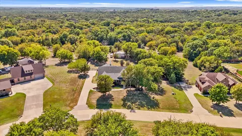 8216 Oak Creek Ln, Denton, TX 76208