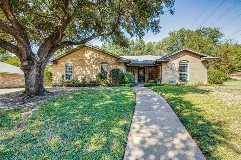 1820 Woodside Dr, Arlington, TX 76013