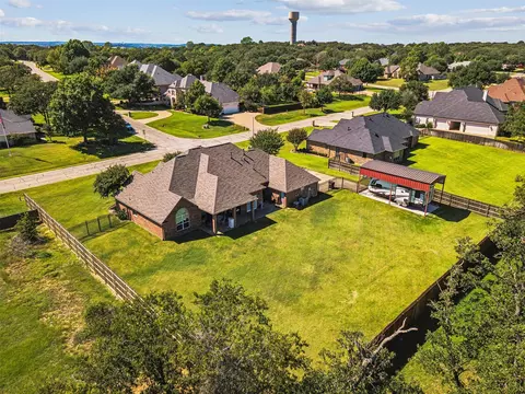 325 Meadow Oaks Dr, Burleson, TX 76028