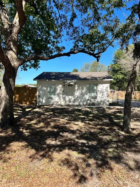 515 Dallas St, Italy, TX 76651