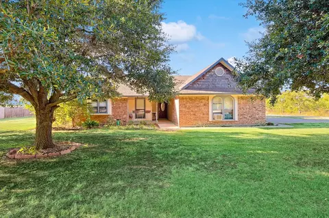 902 Clearview St, Krum, TX 76249
