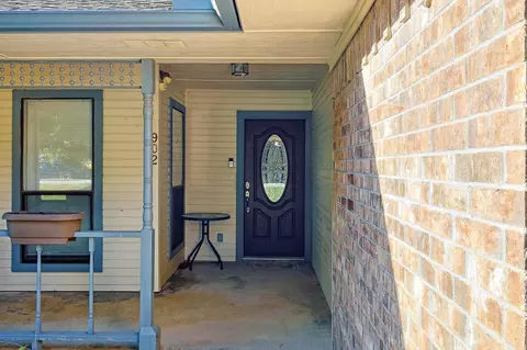902 Clearview St, Krum, TX 76249 photo 2