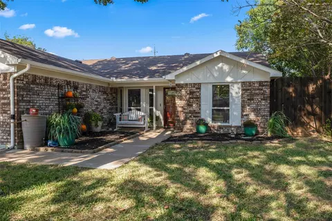 6204 Fernwood Dr, Arlington, TX 76001