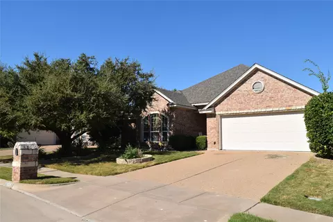 1004 Greenbriar Ct, Saginaw, TX 76179