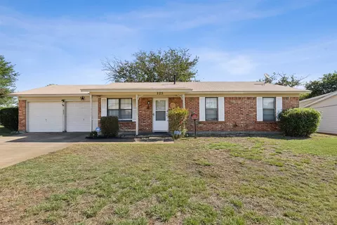 825 E Prairie View Rd, Crowley, TX 76036