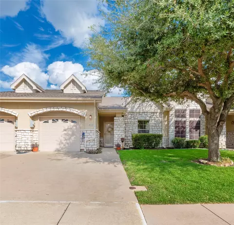 820 Kitty Hawk Ln, Grand Prairie, TX 75051