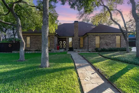 816 April Sound Ct, Fort Worth, TX 76120