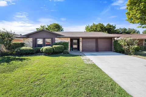 425 W Springdale Ln, Grand Prairie, TX 75052