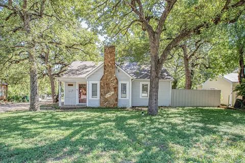 2608 Oakwood Ter, Haltom City, TX 76117