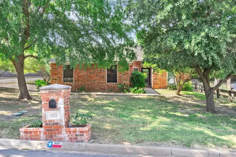 901 Clyde St, White Settlement, TX 76108