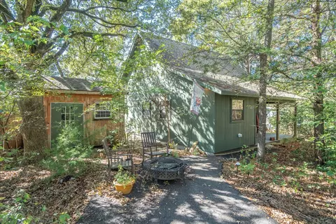 281 Lakeview Dr, Wills Point, TX 75169