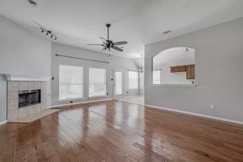 537 Oakbrook Dr, Burleson, TX 76028