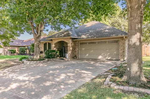 7413 Sean Dr, North Richland Hills, TX 76182