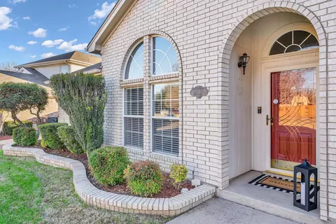 6741 Big Springs Dr, Arlington, TX 76001