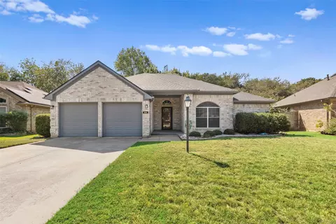 844 Park Forest Dr, Hurst, TX 76053