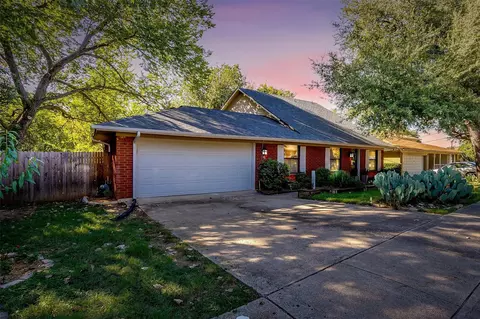 5112 Parliament Dr, Arlington, TX 76017