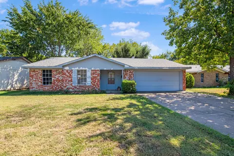 545 W Ferndale Ln, Grand Prairie, TX 75052