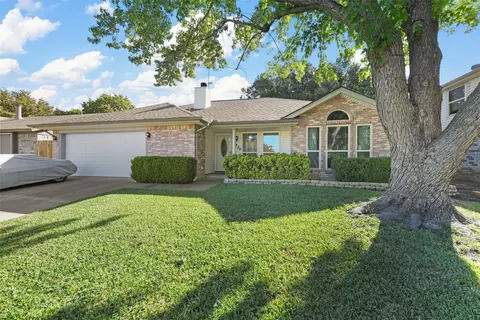 7920 Prairie Dr, Watauga, TX 76148