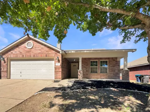 428 Emerald Creek Dr, Fort Worth, TX 76131