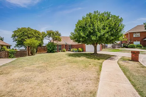10164 Fieldcrest Dr, Benbrook, TX 76126