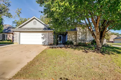 625 Arbor Ln, Burleson, TX 76028