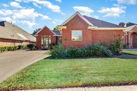 765 Village Green Dr, Desoto, TX 75115