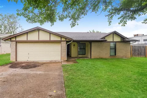 112 Pecan St, Azle, TX 76020
