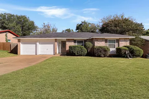 602 Shelmar Dr, Euless, TX 76039