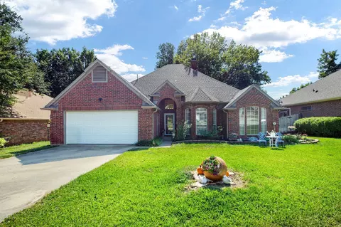 2113 N Aspenwood Dr, Grapevine, TX 76051