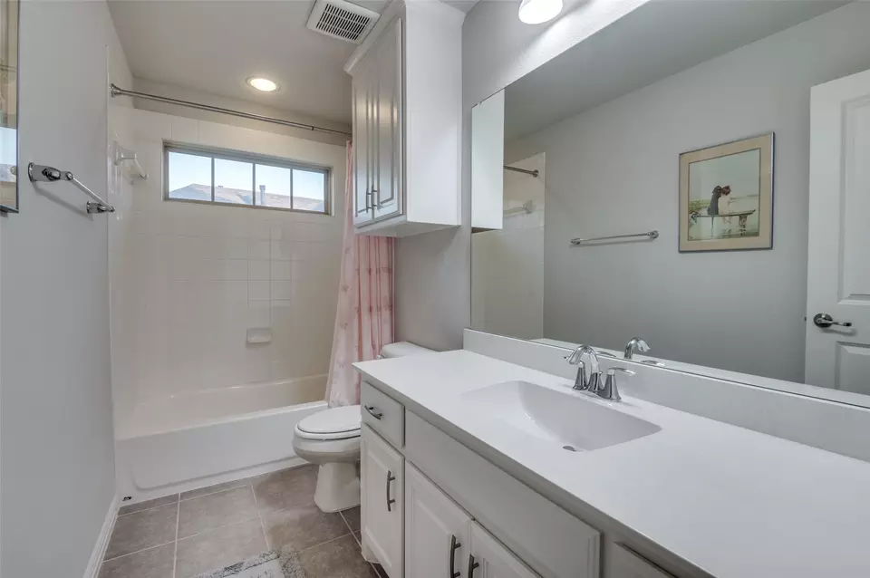 Bath - 5009 Del Molin Ave, The Colony, TX 75056 photo 2 of 4