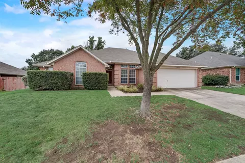 7808 Old Hickory Dr, North Richland Hills, TX 76182