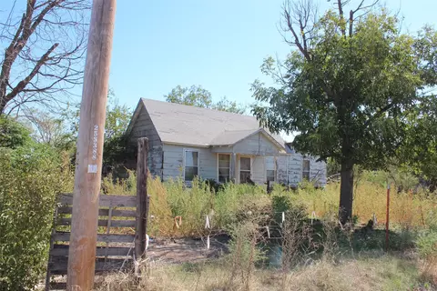 460 N Elm Ave, Munday, TX 76371