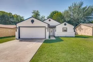 3820 Royal Crest Dr, Fort Worth, TX 76140