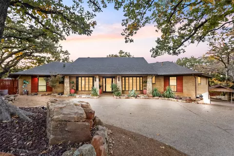 916 Live Oak Ln, Arlington, TX 76012