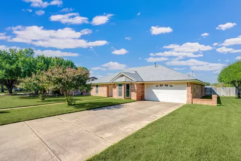 600 W Louella Dr, Hurst, TX 76054