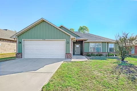 2206 Mangum St, Commerce, TX 75428