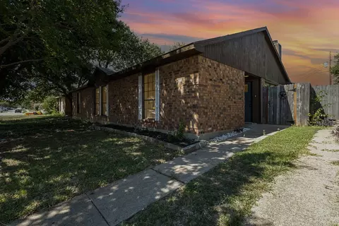 514 Stonehenge Dr, Grand Prairie, TX 75052