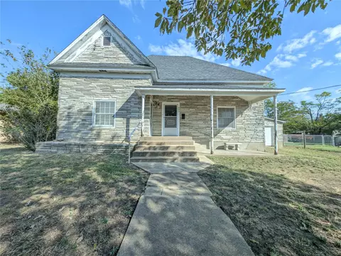 805 Poplar St, Honey Grove, TX 75446