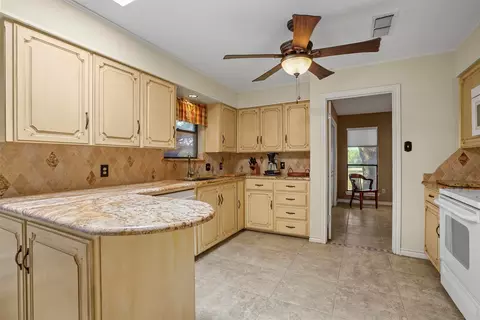 836 S Havenwood Ln, Fort Worth, TX 76112