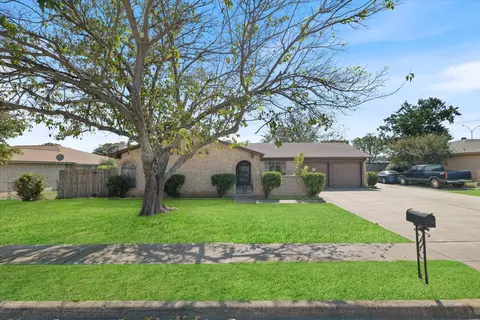 1913 Limestone Trl, Edgecliff Village, TX 76134