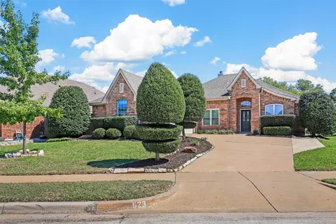 923 Hidden Lake Dr, Burleson, TX 76028